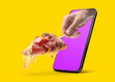 Yemek siparişi ve teslimat servisi. Kadının eli cep telefonu ekranından lezzetli bir pizzayı kesiyor, yakın plan. Turuncu arkaplan