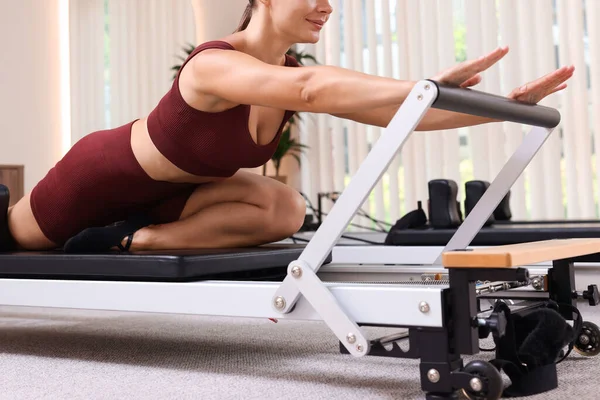 Pilates stüdyosunda yenilikçi kadın egzersizi, yakın çekim.