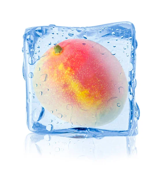 Buz küpündeki olgun mango meyvesi beyaza izole edilmiş.