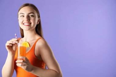 Menekşe arkaplan üzerinde canlandırıcı içecek ve saman olan kadın, metin için boşluk