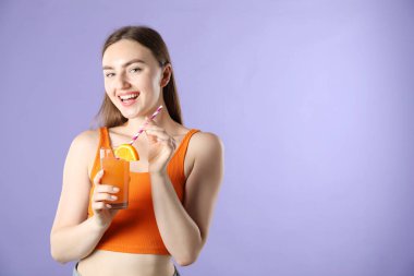 Menekşe arkaplan üzerinde canlandırıcı içecek ve saman olan kadın, metin için boşluk