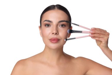 Beyaz arka plan üzerinde makyaj fırçaları ile güzel kadın