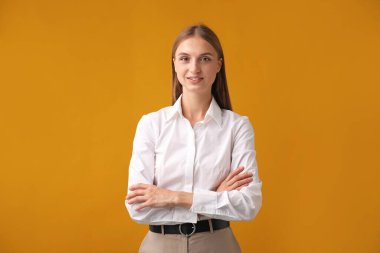 Sarı zemin üzerine güzel bir kadın portresi