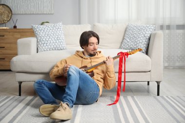 Hayaller gerçek olur. Evde gitarlı mutlu bir adam