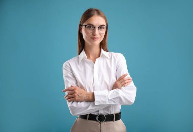 Mavi arka planda güzel bir kadının portresi