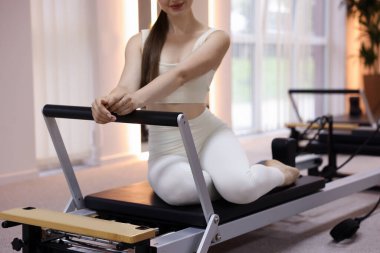 Pilates stüdyosunda yenilikçi bir kadın, yakın plan.