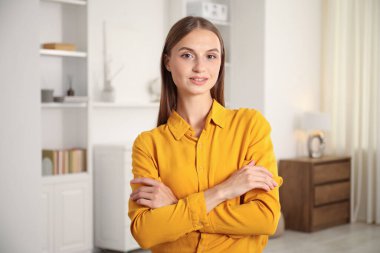 Evdeki güzel genç kadının portresi.