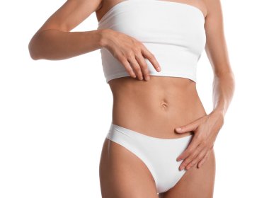 Beyaz arka planda düz göbekli kadın, yakın plan.