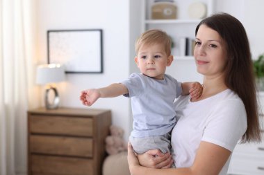 Anne ve küçük tatlı bebeği evde, mesaj için yer var.