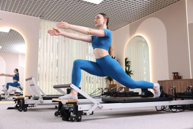 Pilates stüdyosunda yenilikçi bir kadın, düşük açılı görüş.