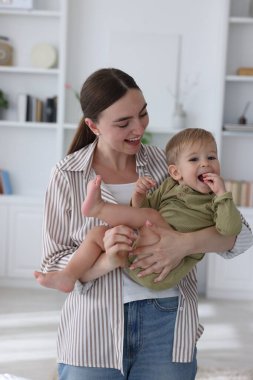 Onun şirin bebek evde annesiyle