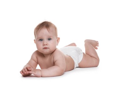 Beyaz arka planda bebek bezi takmış şirin bir bebek.