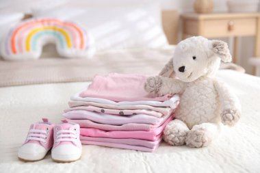 Temiz bebek kıyafetleri, ayakkabılar ve aksesuarlar kapalı yatak örtüleri, yakın çekim