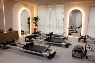 Stüdyoda birçok yenilikçi makine var. Pilates ekipmanı