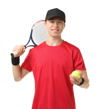 Beyaz arka planda tenis raketi ve topu olan bir adam.