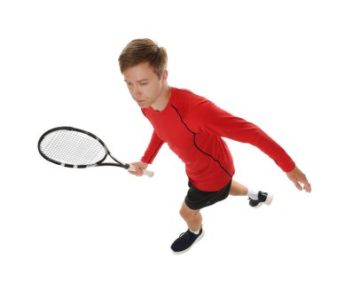 Beyaz arka planda tenis raketi olan bir adam.