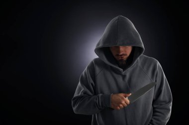 Siyah arka planda bıçaklı bir suçlu. Metin için boşluk