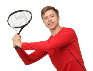 Beyaz arka planda tenis raketi olan bir adam.