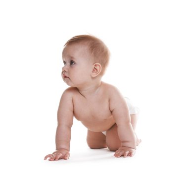 Beyaz arka planda bebek bezi takmış şirin bir bebek.