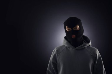 Geçmişi karanlık olan maskeli bir suçlu. Metin için boşluk