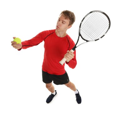 Beyaz arka planda tenis raketi ve topu olan bir adam.