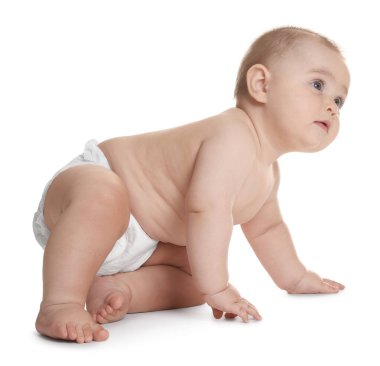 Beyaz arka planda bebek bezi takmış şirin bir bebek.