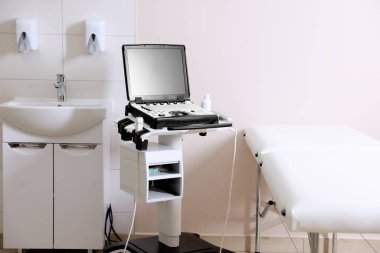 Modern ultrason makinesi, klinikte lavabo ve muayene yatağı