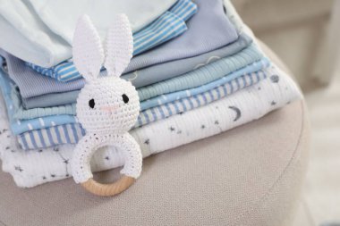 Temiz bebek kıyafetleri ve oyuncak yığını içeride, kapalı kapılar ardında.