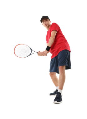 Beyaz arka planda tenis raketi olan adam, düşük açılı görüş.