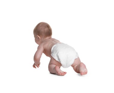 Beyaz arka planda, bebek bezli şirin bir bebek.