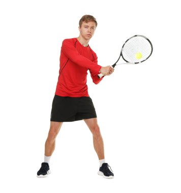 Raketli bir adam beyaz arka planda tenis oynuyor.