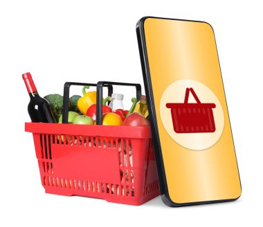 Yemek teslimatı uygulaması. Alışveriş sepeti dolusu yiyecek ve cep telefonu beyaz arka planda.