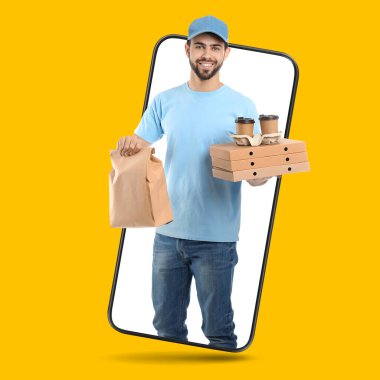 Yemek servisi çalışanı cep telefonu ekranından online sipariş veriyor. Turuncu arkaplan