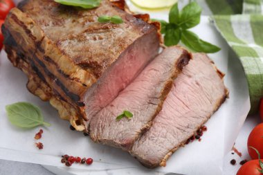 Lezzetli pişmiş et ve baharatlar masada, yakın plan.