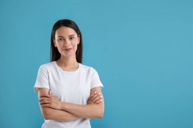 Mavi arka planda güzel bir kadının portresi. Metin için boşluk