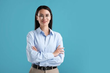 Mavi arka planda kendine güvenen bir iş kadınının portresi. Metin için boşluk