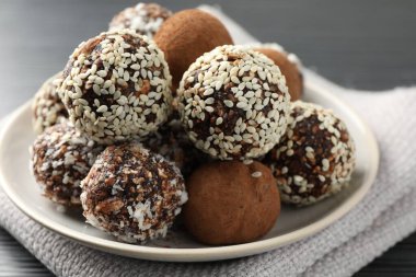 Masada kakao tozu, fındık ve susam tohumlu lezzetli çikolata şekerleri, yakın plan.