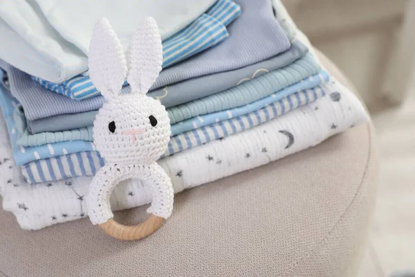 Temiz bebek kıyafetleri ve oyuncak yığını içeride, kapalı kapılar ardında.