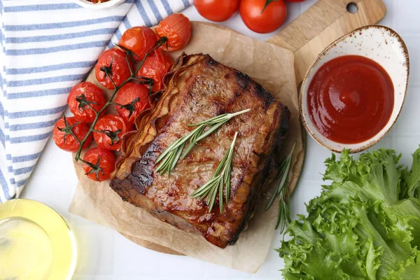 Biberiyeli biftek, domates ve diğer ürünler masada.