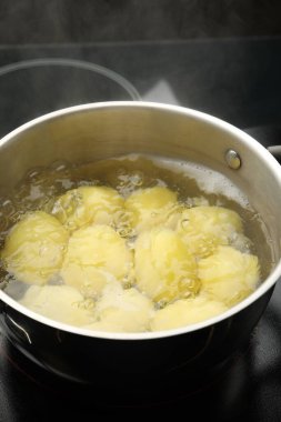 Fırında haşlanmış taze patates, yakın plan.