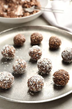 Fındıklı ve hindistan cevizli lezzetli çikolatalar, yakın plan.