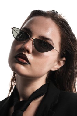 Siyah dudak kalemi olan, beyaz arka planda ıslak güneş gözlüğü takan güzel bir genç kadın.