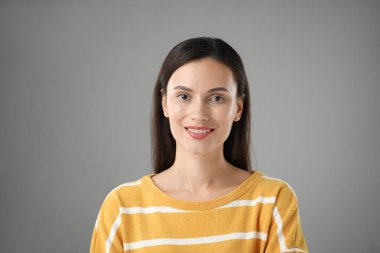 Açık gri arkaplanda güzel bir kadının portresi