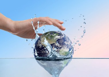 Su kavramını sakla. Bir kadın mavi arkaplana karşı Dünya 'yı suya düşürüyor.