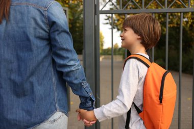 Anne oğlunu açık hava okuluna götürüyor, yakın çekim.