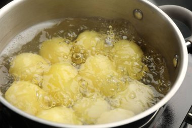 Fırında haşlanmış taze patates, yakın plan.