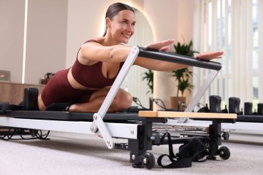 Pilates stüdyosunda yenilikçi bir kadın.