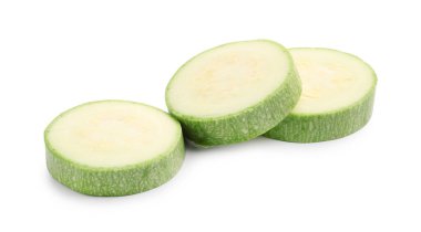 Beyaz üzerine izole edilmiş taze kabak dilimleri.