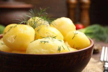 Lezzetli, taze haşlanmış patatesler, dereotlu ve yağlı tabakta, yakın plan.