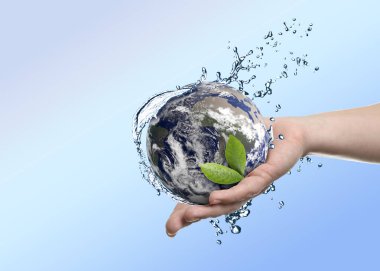 Su kavramını sakla. Yeşil yapraklı ve su kadının ellerinde mavi eğimli arka plana doğru sıçrıyor. Yakın plan.